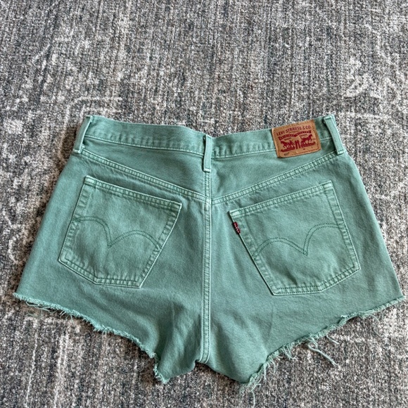 Levi Strauss Women’s Green Shorts - Picture 2 of 3